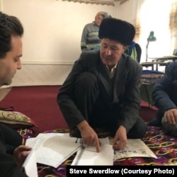 Chuyan Mamatkulov (center) meets with human rights lawyer Steve Swerdlow (left) in 2018