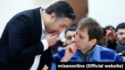 Babak Zanjani (right) and his lawyer Rasoul Kouhpayehzadeh in court. (file photo)