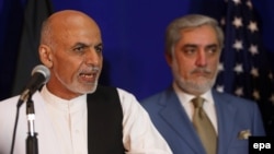 Afghanistan's presidential candidate Ashraf Ghani (left) with his rival Abdullah Abdullah