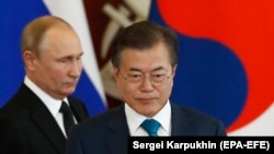 South Korean President Moon Jae-in (right) and Russian President Vladimir Putin at the Kremlin on June 22.