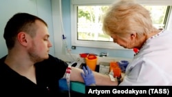 A doctor collects a blood sample for an HIV test in Moscow. (file photo)